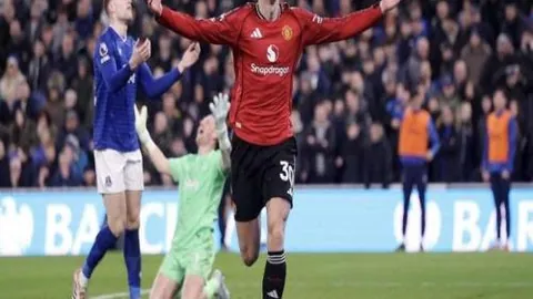 凯拉·西蒙斯“完美女神”泳装秀场惊现更衣室危机