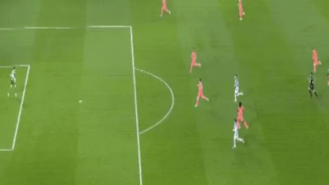 西甲首队不幸遭遇：红牌与点球双重打击，皇家社会客场陷尴尬纪录